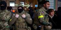 Veteranos do exército britânico na cidade ucraniana de Lviv se preparam para ir para linha de frente de combate contra os russos  Foto: DW / Deutsche Welle