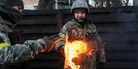 Soldados preparam coquetel Molotov para atirar contra os russos em Kiev  Foto: Mykola Tymchenko / Reuters