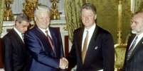 O então presidente dos EUA, Bill Clinton, em sua primeira visita oficial à Rússia, durante encontro com o presidente russo Boris Yeltsin  Foto: Getty Images / BBC News Brasil