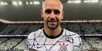 Renato Augusto segurando o prêmio de Craque do Jogo (Foto: FelipeSzpak/ Ag. Corinthians)  Foto: Lance!