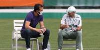 Edu Dracena em conversa com Abel Ferreira enquanto dirigente do Palmeiras (Foto: Cesar Greco/SE Palmeiras)  Foto: Lance!