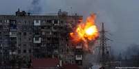 Explos&atilde;o em edif&iacute;cio residencial em Mariupol ap&oacute;s tanque russo abrir fogo  Foto: DW / Deutsche Welle