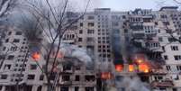 Prédio residencial foi alvo de ataque em Kiev   Foto: Handout/Latin America News Agency / Reuters