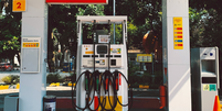 Apps para acompanhar e comparar o preço do combustível.   Foto: Szasa Amanda / Unsplash / Tecnoblog