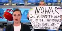 Marina Ovsyannikova entrou ao vivo no jornal noturno da emissora Canal 1 para protestar contra guerra da Rússia na Ucrânia  Foto: Reprodução/Twitter / Ansa - Brasil
