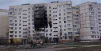 Danos de fogo de bombardeio de um bloco de apartamentos em Mariupol  Foto: Serhiy Orlov / BBC News Brasil