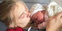 Anna Tymchenko e sua recém-nascida, Alisa  Foto: BBC News Brasil