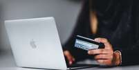 IOF de compras com cartão de crédito realizadas no exterior será zerado até 2028   Foto: Pickawood/Unsplash / Tecnoblog