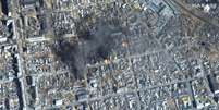 Imagem de satélite mostra incêndios após ataques russos em área residencial do leste de Mariupol, na Ucrânia  Foto: Maxar / BBC News Brasil