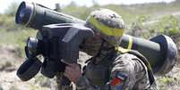 Um soldado ucraniano segurando um sistema de mísseis antitanque Javelin durante exercícios militares em 2021  Foto: Getty Images / BBC News Brasil