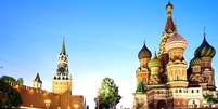 O Kremlin (&agrave; esquerda) e a Catedral de S&atilde;o Bas&iacute;lio, em Moscou  Foto: Getty Images / BBC News Brasil