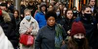 O uso de máscaras deixou de ser obrigatório em muitos países europeus  Foto: Getty Images / BBC News Brasil
