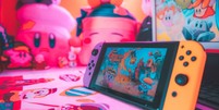 Há muitos jogos do Kirby   Foto: Unsplash / Branden Skeli / Tecnoblog