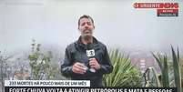 Chico Regueira foi atrapalhado pela chuva forte  Foto: Reprodução/TV