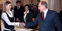 A ex-atleta e deputada russa Alina Kabaeva, em encontro com Putin  Foto: Ansa / Ansa - Brasil