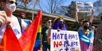 Manifestantes apoiaram a nadadora Lia Thomas, mulher trans, com cartaz de "não há lugar para ódio"  Foto: Getty Images / BBC News Brasil