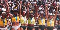De biquíni e medalha no peito, atletas não puderam utilizar uniforme na cerimônia do pódio do vôlei de praia em Atlanta-1996  Foto: Arquivo pessoal