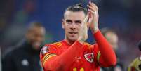 Gareth Bale marcou dois gols e levou Gales para a fase final da repescagem (Foto: GEOFF CADDICK / AFP)  Foto: Lance!