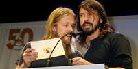 Taylor Hawkins e Dave Grohl durante premiação do Grammy  Foto: Fred Prouser / Reuters