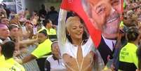Pablo Vittar levanta bandeira com rosto de Lula no Lollapalooza  Foto: Reprodução | Twitter