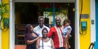 Família da dona Dida em frente ao Mercado Casarão, no Rio de Janeiro.  Foto: Imagem: Edu Bispo / Alma Preta