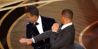 Will Smith dá um soco em Chris Rock durante Oscar 2022  Foto: Reuters