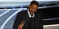 Will Smith ao receber o Oscar de Melhor Ator durante a cerimônia realizada em 27 de março   Foto: Reuters