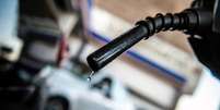 Brasil tem atualmente a segunda gasolina mais cara entre pa&iacute;ses sul-americanos, mas uma queda de pre&ccedil;os nesse momento &eacute; improv&aacute;vel, dizem economistas  Foto: AFP / BBC News Brasil
