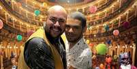 Os ex-BBBs Vyni e Tiago Abravanel se reencontraram para assistir ao musical 'Sweeney Todd' juntos.  Foto: Instagram/@vyniof / Estadão
