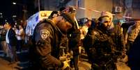  Pol&iacute;cia israelense no local do tiroteio em sub&uacute;rbio pr&oacute;ximo a cidade de Tel Aviv  Foto: Nir Elias / Reuters