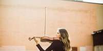 A violinista paraibana Karoline Menezes participou das apresentações de Beyoncé e Billie Eilish no Oscar 2022.  Foto: Instagram/@karoline_menezes__ / Estadão