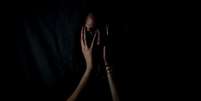Mulher negra com as mãos sobre o rosto.  Foto: Imagem: Melanie Wasser/ Unsplash / Alma Preta