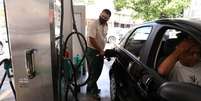 Frentista abastece carro em posto de gasolina do Rio de Janeiro  Foto: Reuters