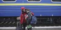 Refugiados aguardam trem em Odessa, na Ucrânia, para Polônia  Foto: EPA / Ansa - Brasil