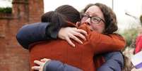 As mães Rhiannon Davies e Kayleigh Griffiths, que perderam seus filhos, foram elogiadas por sua coragem em fazer campanha para a investigação sobre as mortes no hospital  Foto: PA Media / BBC News Brasil