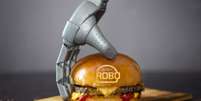 RoboBurguer é um robô autônomo que prepara e serve hambúrgueres em seis minutos   Foto: Divulgação / Tecnoblog