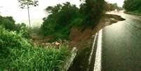 Eros&atilde;o causada pelo temporal atingiu asfalto e levou &agrave; interdi&ccedil;&atilde;o da rodovia Rio-Santos, em Ubatuba, litoral norte de S&atilde;o Paulo  Foto: Prefeitura de Ubatuba/Divulga&ccedil;&atilde;o / Estad&atilde;o