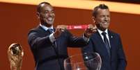 Cafu foi um dos representantes do sorteio da Copa do Mundo de 2022 (Foto: FRAN&Ccedil;OIS-XAVIER MARIT / AFP)  Foto: Lance!