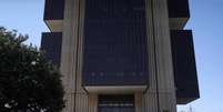 Pessoas passam em frente à sede do Banco Central em Brasília
25/08/2021
REUTERS/Amanda Perobelli  Foto: Reuters