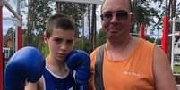 Yuriy e seu pai, Ruslan, estavam tentando obter ajuda humanitária quando um soldado russo os deteve  Foto: Arquivo pessoal / BBC News Brasil