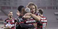 David Luiz abraça Matheuzinho no gol do jovem pela Libertadores (Foto: Foto: Marcelo Cortes / Flamengo)  Foto: Lance!