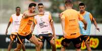 Giuliano, Victor Cantillo, Roni durante treino do Timão (Foto: Rodrigo Coca/Agência Corinthians )  Foto: Lance!