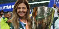 Primeira mulher presidente do Palmeiras e primeira mulher a erguer a taça do Paulistão, Leila Pereira escreve seu nome da história do futebol  Foto: Cesar Greco/Palmeiras