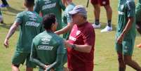 Ganso e Abel Braga bateram um papo antes da atividade do Fluminense nas Laranjeiras (Foto: Luiza Sá)  Foto: Lance!