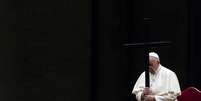 Papa Francisco durante Via Crucis no Vaticano, em 2 de abril de 2021  Foto: EPA / Ansa - Brasil