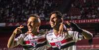 Calleri garantiu a primeira vit&oacute;ria do S&atilde;o Paulo no Campeonato Brasileiro e marcou tr&ecirc;s gols na vit&oacute;ria por 4 a 0 sobre o Athletico-PR  Foto: Estad&atilde;o