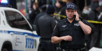 Policial nas proximidades da estação onde ocorreram os disparos, no Brooklyn, Nova York  Foto: Reuters / BBC News Brasil