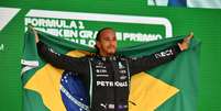 Lewis Hamilton venceu o GP de São Paulo em Interlagos e se vestiu com a bandeira do Brasil no pódio   Foto: AFP / Grande Prêmio