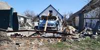 Trabalho para remover os escombros segue em Makariv   Foto: DW / Deutsche Welle