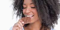 Além de saudável, comer chocolate pode trazer sensação de bem-estar  Foto: WavebreakmediaMicro / Adobe Stock